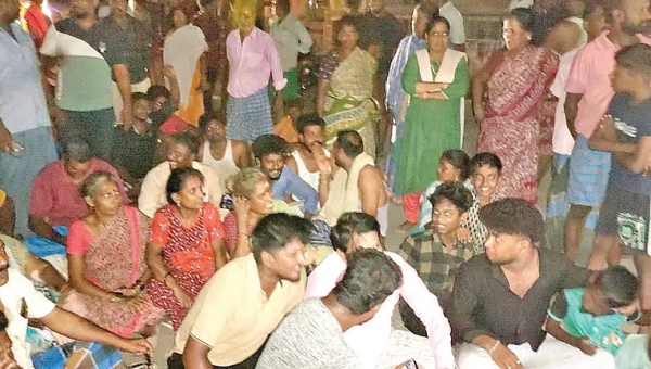 இரவு நேரங்​களில் தூக்​கத்தை தொலைத்து வீதி​களில் இறங்கி போராடும் மக்கள்!! விஸ்வரூபம் எடுத்துள்ள மின்வெட்டு பிரச்சினை......
