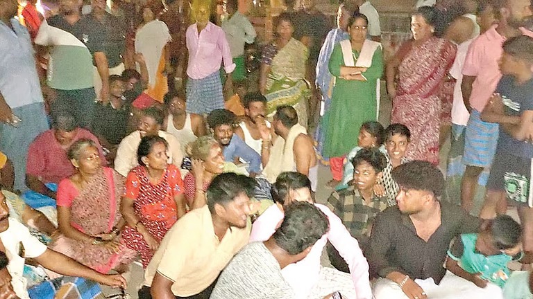 இரவு நேரங்​களில் தூக்​கத்தை தொலைத்து வீதி​களில் இறங்கி போராடும் மக்கள்!! விஸ்வரூபம்&hellip;